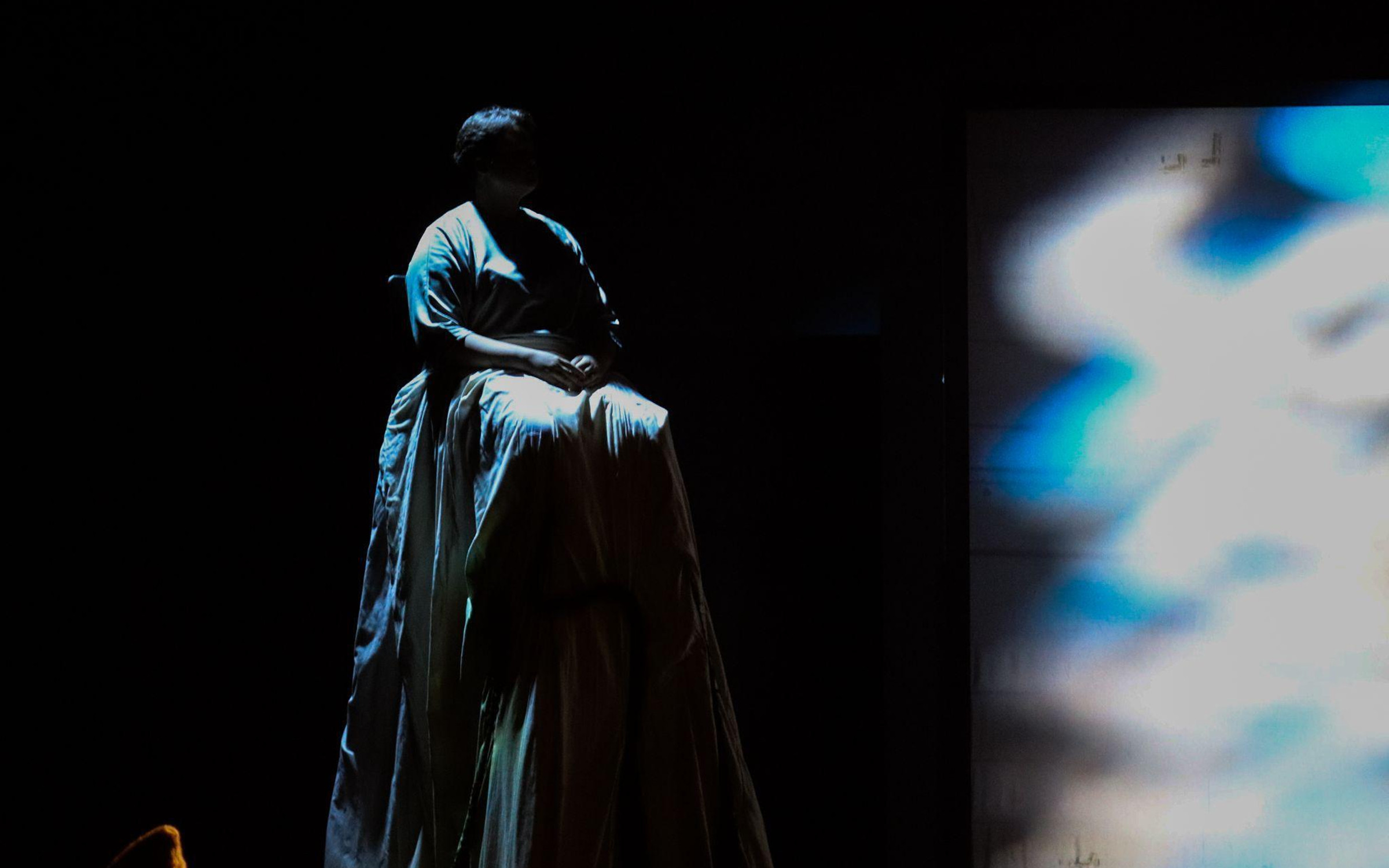 Stage figure in costume under theatrical light — Letter 8 to Moûsai
